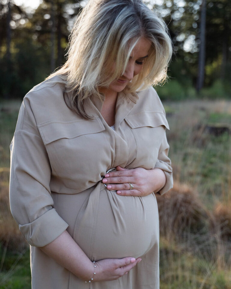 Zwangerschapsfotoshoot uniek buiten